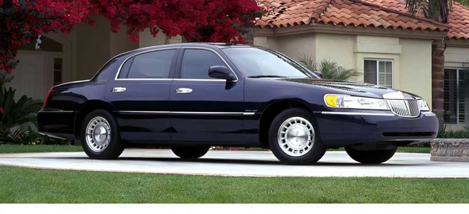 Black Lincoln Town ​